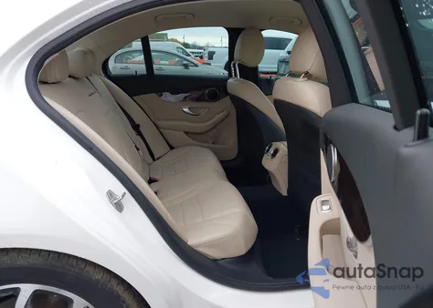 2015 Mercedes-Benz C 300 z USA, uszkodzony, nr VIN 55SWF4JB3FU089118